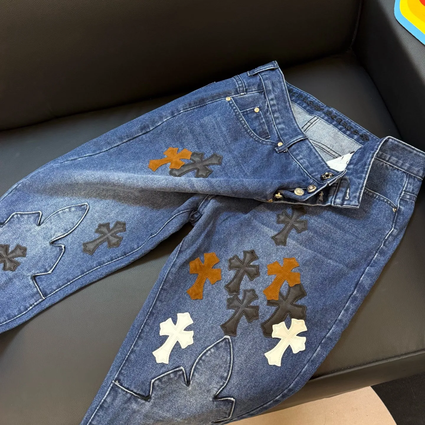 P280 Style number: D341 ChromeHearts Chrome washed blue contrasting leather patch straight pants ceiling-level jeans, a pair is hard to find at the counter‼ ️About Zangyin✅This is an extremely luxurious fashion brand that can also be called the aristocracy of the high street. It has always been an exclusive brand for some hipsters or rich second generations. The color of this model is already very eye-catching by using a unique washed material. It is decorated with pink patch cross flowers, which cleverly highlights the charm of the brand. Secondly, this model adopts a classic high-waist cut design, which highlights the long legs and fashionable temperament of the upper body. The brand is highly recognizable and the slim-fitting configuration is more suitable for daily wear. The personality will be fashionable and the specifications can be seen at a glance. Materials and technology ✅ Needless to say, this point goes without saying. As an excellent craftsman brand, Zangyin's requirements for details and craftsmanship are really perfect. The washed color of this model has gone through a lot of processes, not to mention the embellishment of the denim appliqués. It is also purely handmade and sewn. Just like what they believe in, only handmade things have soul and have the meaning of wearing. A top-notch heavy-duty fashionable denim item, recommended by both hands‼ ️ Size: 28, 30, 32, 34, 36 (S-XXL) Color: black Size reference: Pants length 100 102 104 106 106 Waist 72 76 80 84 88 Recommended weight S (about 110 pounds) M (about 140 pounds) L (about 140 pounds) XL (about 165) XXL (about 185)